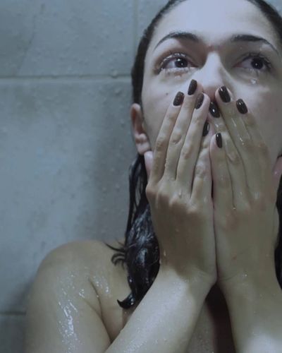 Devin Özgür Çınar seksi ifşa fotoğrafı 6 — Geriye Kalan (2012)