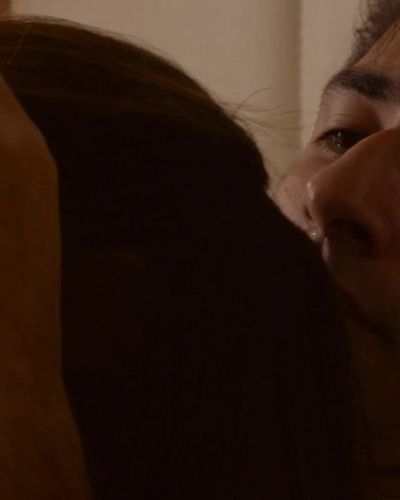 Dilin Döğer seksi ifşa fotoğrafı 2 — İyi Geceler Asker (2022)