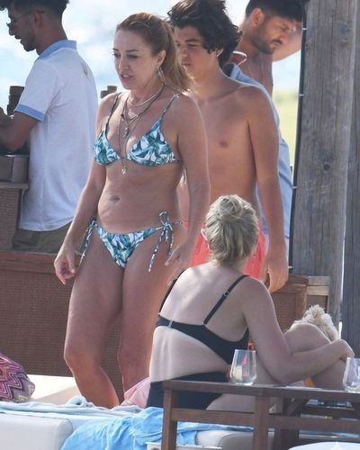 Dolunay Soysert seksi ifşa fotoğrafı 73