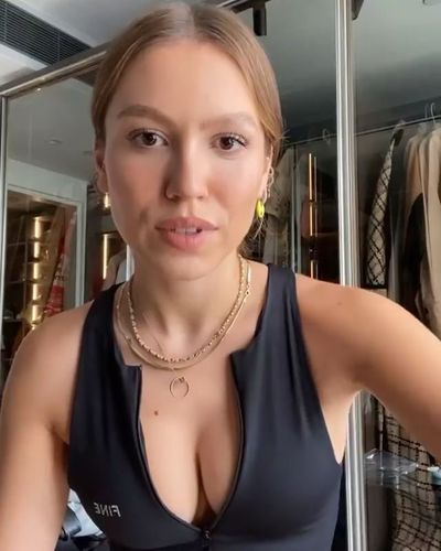 Duygu Özaslan seksi ifşa fotoğrafı 36