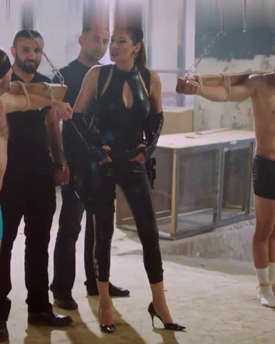 Ebru Güzel seksi ifşa fotoğrafı 7 — Stajyer Mafya (2014)