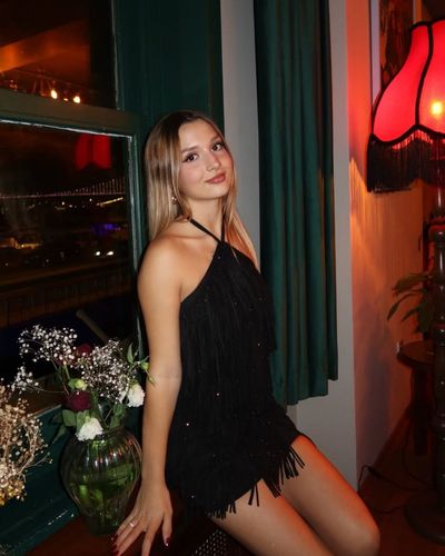 Ecrin Su Çoban seksi ifşa fotoğrafı 750