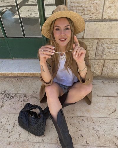 Ege Kökenli seksi ifşa fotoğrafı 113