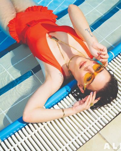 Ege Kökenli seksi ifşa fotoğrafı 210