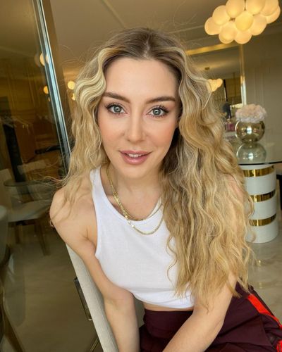 Ege Kökenli seksi ifşa fotoğrafı 212