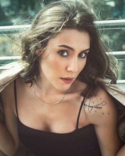 Ege Kökenli seksi ifşa fotoğrafı 229