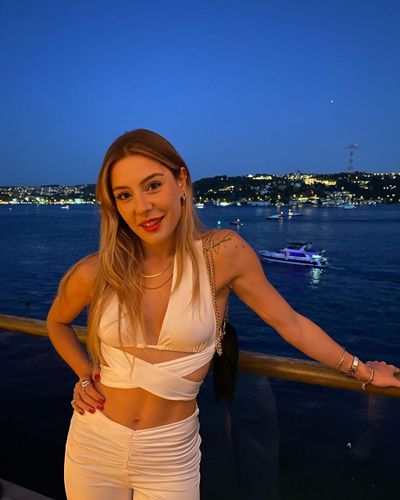 Ege Kökenli seksi ifşa fotoğrafı 230