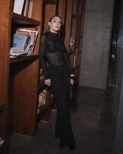 Ege Kökenli seksi ifşa fotoğrafı 61