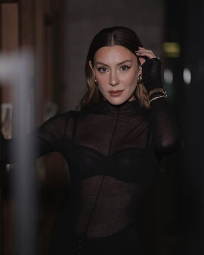 Ege Kökenli seksi ifşa fotoğrafı 67