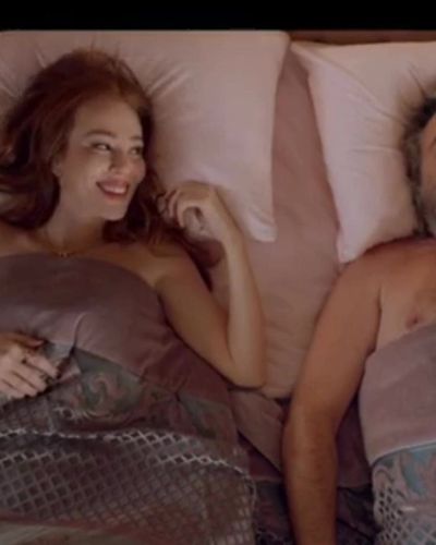 Elçin Sangu seksi ifşa fotoğrafı 11 — 9 Kere Leyla (2020)