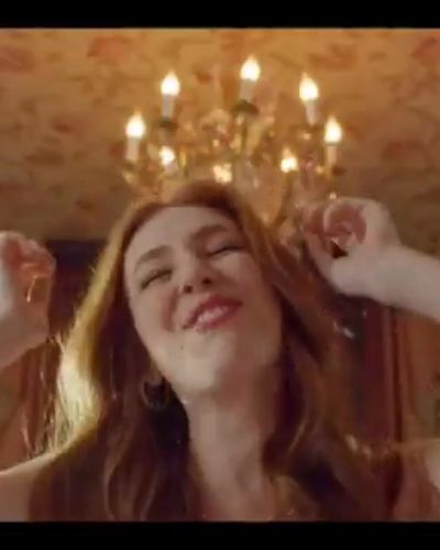 Elçin Sangu seksi ifşa fotoğrafı 13 — 9 Kere Leyla (2020)