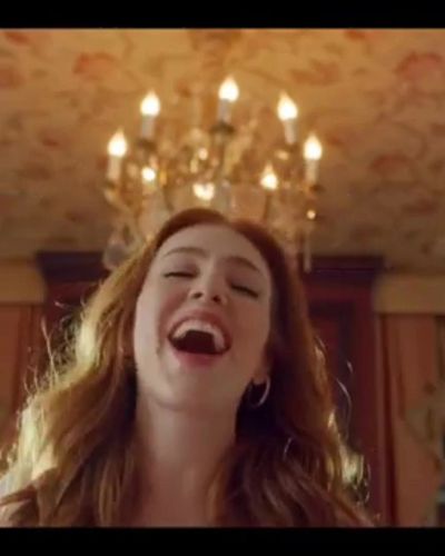 Elçin Sangu seksi ifşa fotoğrafı 14 — 9 Kere Leyla (2020)