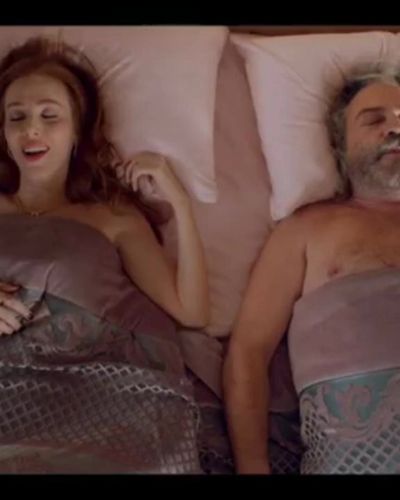 Elçin Sangu seksi ifşa fotoğrafı 15 — 9 Kere Leyla (2020)