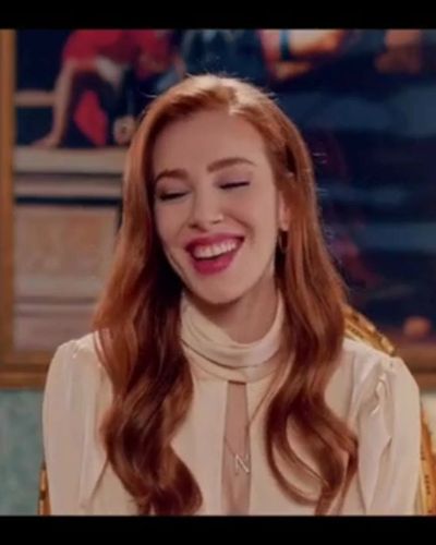 Elçin Sangu seksi ifşa fotoğrafı 17 — 9 Kere Leyla (2020)