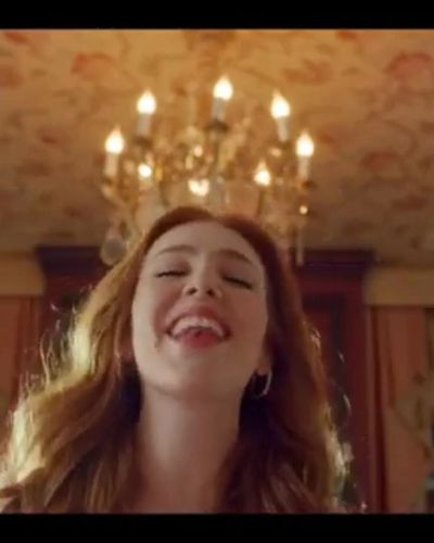 Elçin Sangu seksi ifşa fotoğrafı 3 — 9 Kere Leyla (2020)