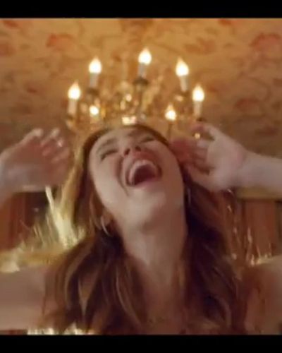 Elçin Sangu seksi ifşa fotoğrafı 7 — 9 Kere Leyla (2020)