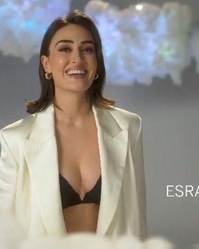 Esra Bilgiç seksi ifşa fotoğrafı 85085