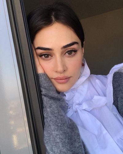 Esra Bilgiç seksi ifşa fotoğrafı 85021