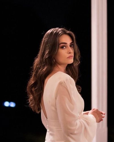 Esra Bilgiç seksi ifşa fotoğrafı 85000