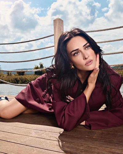 Esra Bilgiç seksi ifşa fotoğrafı 852