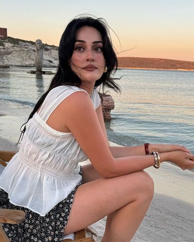 Esra Bilgiç seksi ifşa fotoğrafı 397