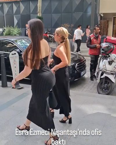 Esra Ezmeci seksi ifşa fotoğrafı 14
