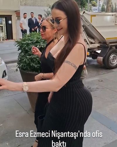 Esra Ezmeci seksi ifşa fotoğrafı 16