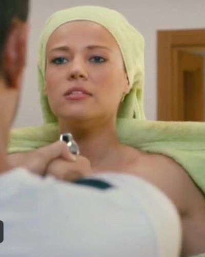 Esra Sönmezer seksi ifşa fotoğrafı 8 — Oğlum Bak Git (2012)