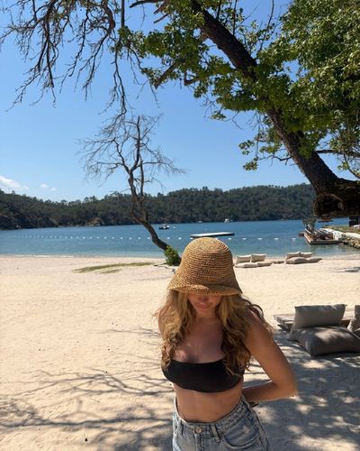 Ezgi Eyüboğlu seksi ifşa fotoğrafı 239