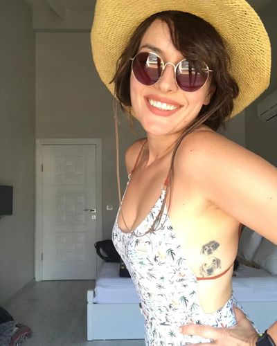 Ezgi Mola seksi ifşa fotoğrafı 53