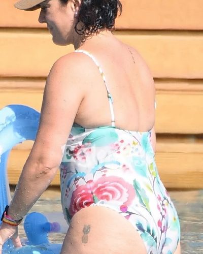 Ezgi Mola seksi ifşa fotoğrafı 57