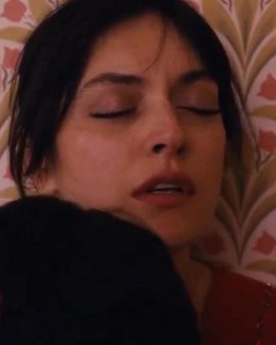 Ezgi Mola seksi ifşa fotoğrafı 5 — Lady Winsley'i Kim Öldürdü? (2019)