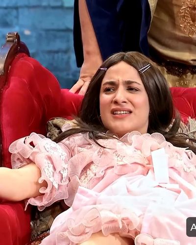 Ezgi Özyürekoğlu seksi ifşa fotoğrafı 2 — Çok Güzel Hareketler 2 (2019)