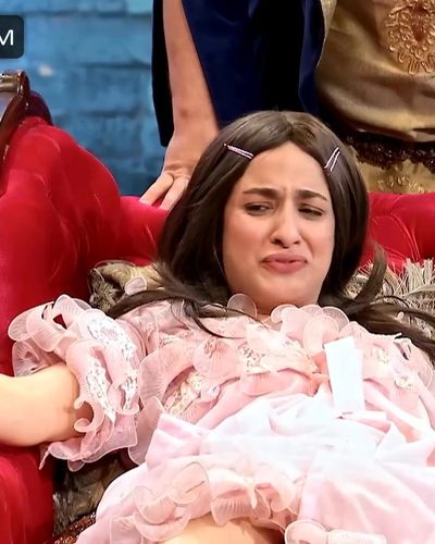 Ezgi Özyürekoğlu seksi ifşa fotoğrafı 3 — Çok Güzel Hareketler 2 (2019)