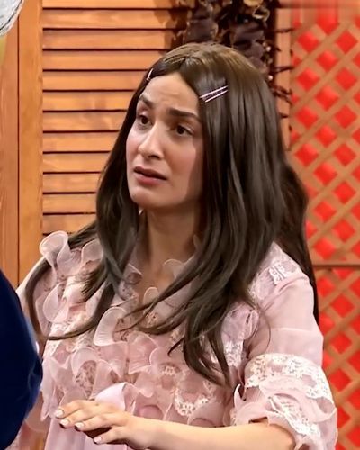 Ezgi Özyürekoğlu seksi ifşa fotoğrafı 4 — Çok Güzel Hareketler 2 (2019)