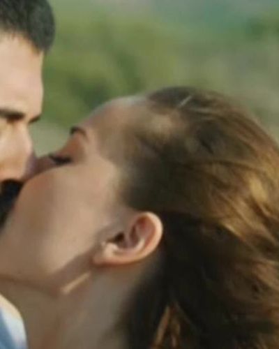 Fahriye Evcen Özçivit seksi ifşa fotoğrafı 4 — Aşk Sana Benzer (2015)