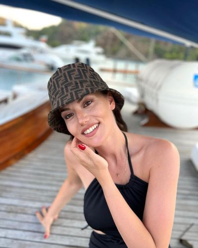 Fahriye Evcen seksi ifşa fotoğrafı 155