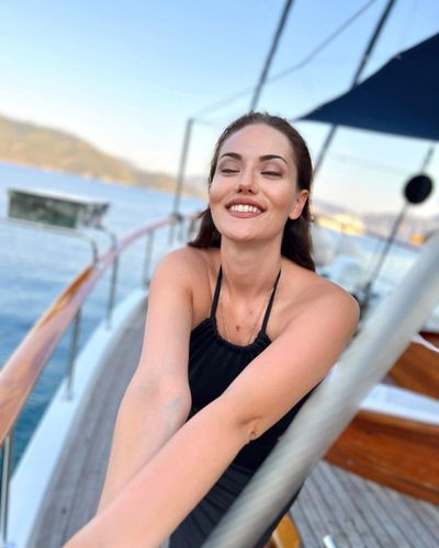 Fahriye Evcen seksi ifşa fotoğrafı 189