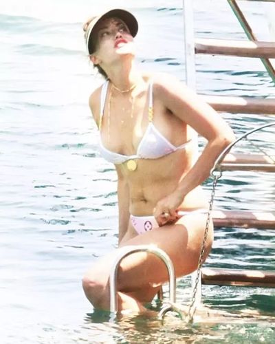 Fahriye Evcen seksi ifşa fotoğrafı 39049