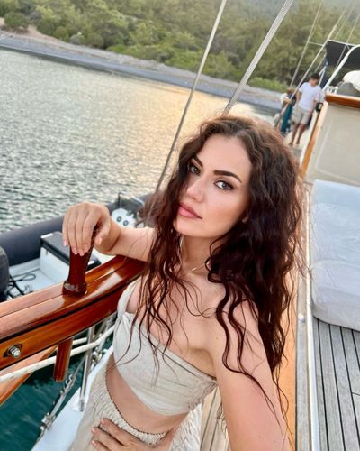 Fahriye Evcen seksi ifşa fotoğrafı 38189