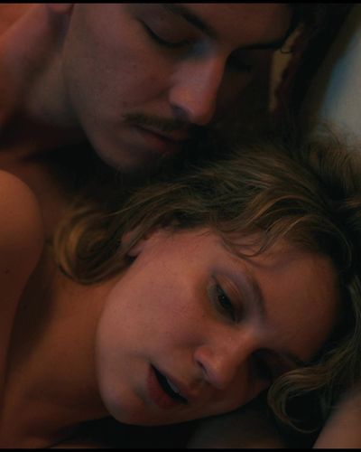 Farah Zeynep Abdullah seksi ifşa fotoğrafı 11 — Bihter (2023)