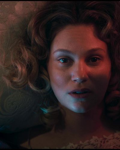 Farah Zeynep Abdullah seksi ifşa fotoğrafı 14 — Bihter (2023)