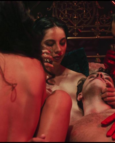 Farah Zeynep Abdullah seksi ifşa fotoğrafı 15 — Bihter (2023)