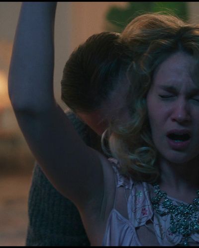 Farah Zeynep Abdullah seksi ifşa fotoğrafı 17 — Bihter (2023)