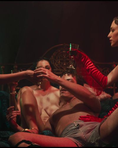 Farah Zeynep Abdullah seksi ifşa fotoğrafı 5 — Bihter (2023)
