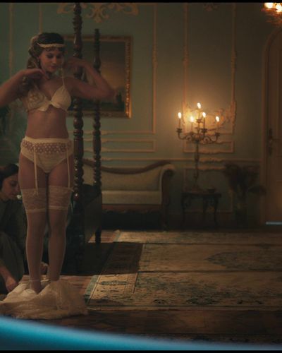 Farah Zeynep Abdullah seksi ifşa fotoğrafı 6 — Bihter (2023)