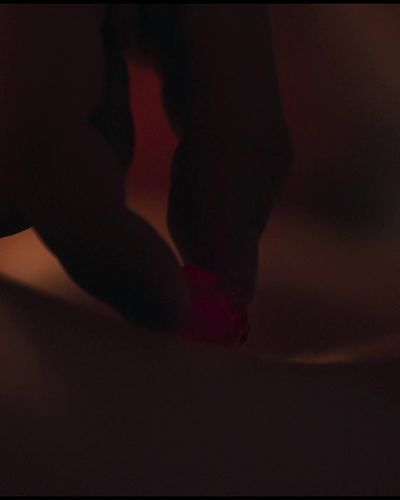 Farah Zeynep Abdullah seksi ifşa fotoğrafı 9 — Bihter (2023)