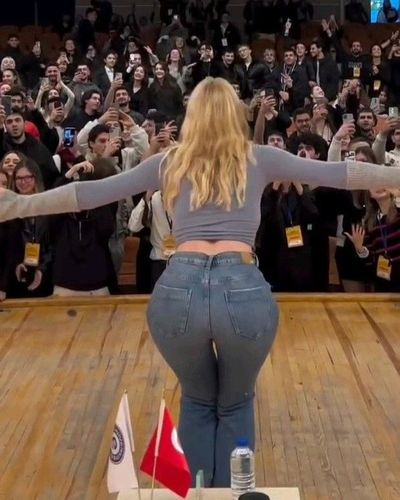 Hande Sarıoğlu seksi ifşa fotoğrafı 137