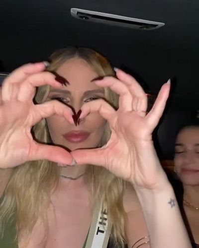 Hande Sarıoğlu seksi ifşa fotoğrafı 221