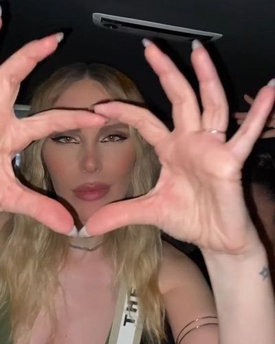 Hande Sarıoğlu seksi ifşa fotoğrafı 222